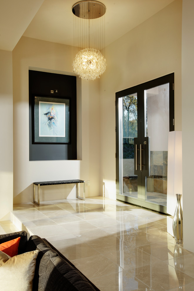 Imagen de puerta principal minimalista de tamaño medio con paredes blancas, suelo de mármol, puerta doble y puerta negra