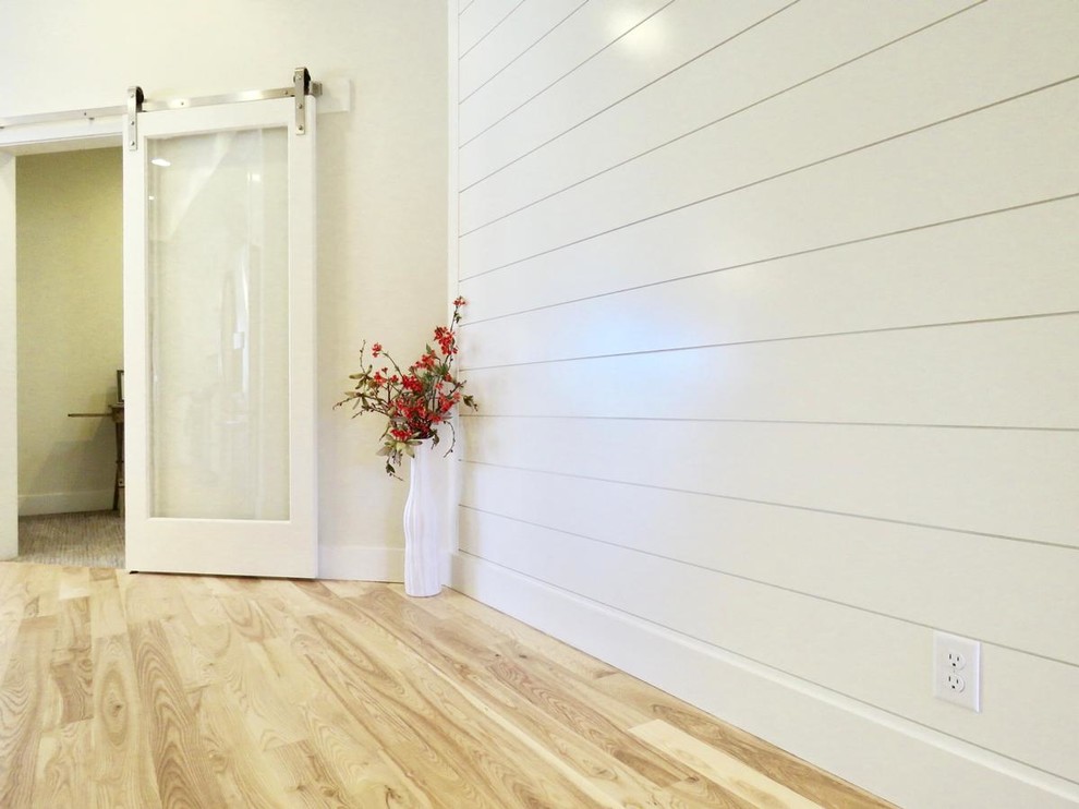 Imagen de hall clásico renovado pequeño con paredes blancas y suelo de madera clara