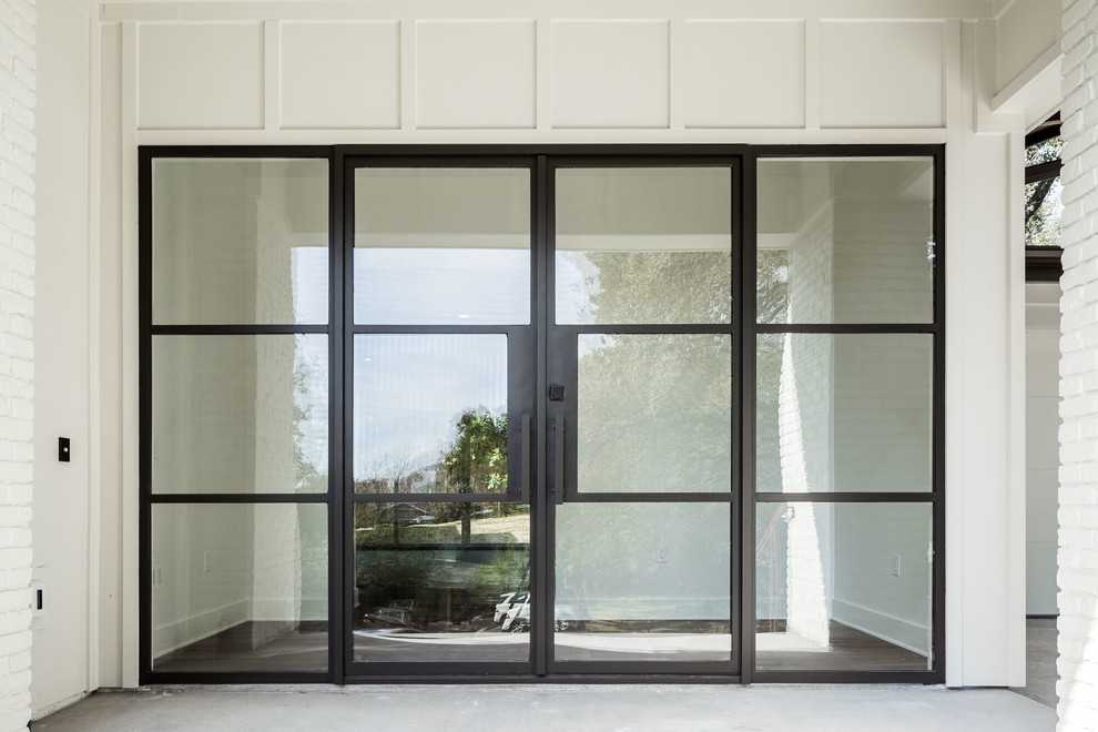 Свежая идея для дизайна: входная дверь в стиле неоклассика (современная классика) с белыми стенами, бетонным полом, двустворчатой входной дверью и стеклянной входной дверью - отличное фото интерьера