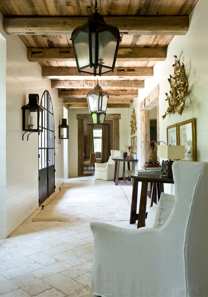 Источник вдохновения для домашнего уюта: узкая прихожая: освещение в классическом стиле с белыми стенами, двустворчатой входной дверью и стеклянной входной дверью