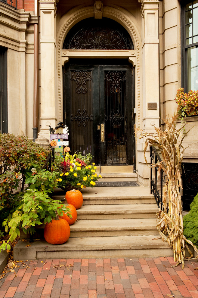 Klassische Haustür mit Haustür aus Metall in Boston