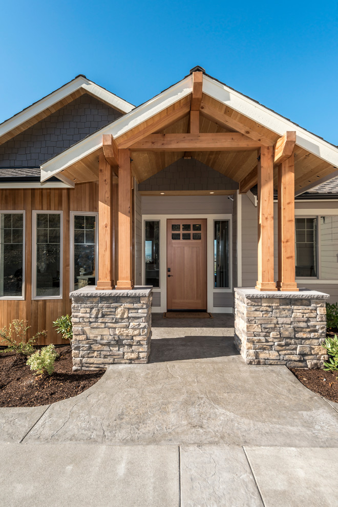 Große Rustikale Haustür mit beiger Wandfarbe, Betonboden, Einzeltür und heller Holzhaustür in Seattle
