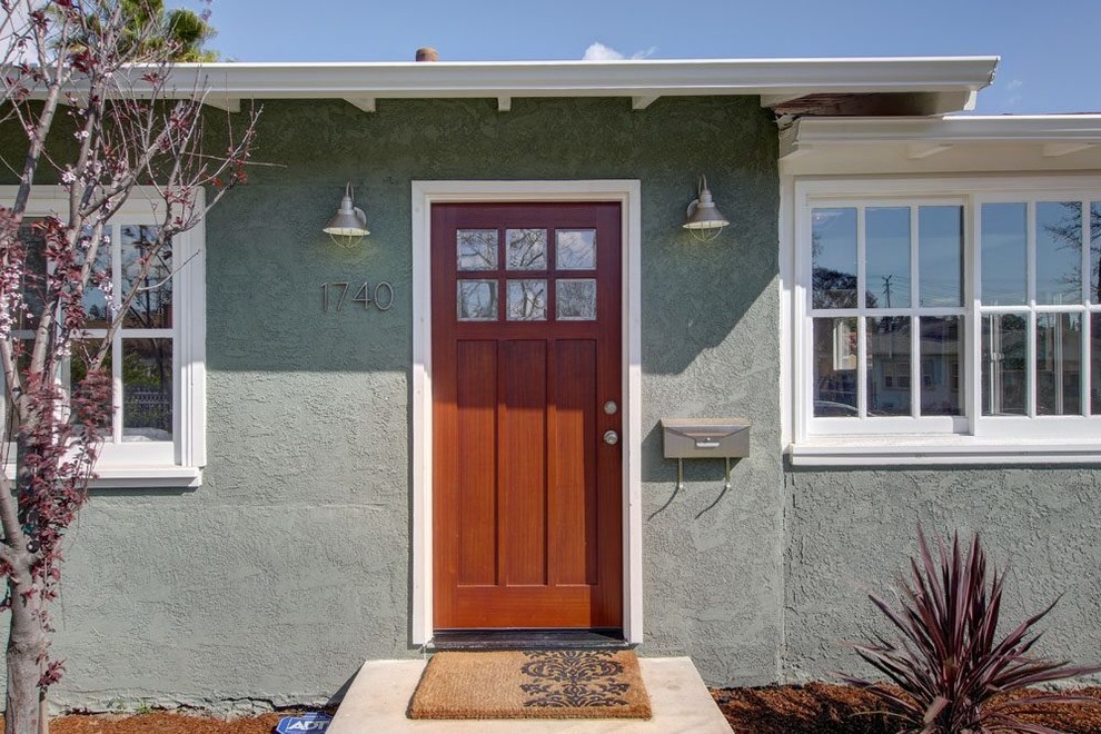 Mittelgroße Moderne Haustür mit grauer Wandfarbe, Einzeltür und hellbrauner Holzhaustür in Los Angeles