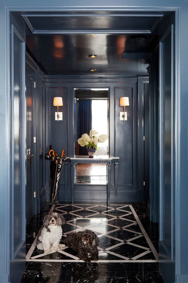 Foto di un piccolo corridoio tradizionale con pavimento in marmo, pareti blu e una porta singola