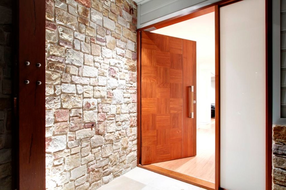 Foto de puerta principal actual de tamaño medio con puerta simple y puerta de madera en tonos medios