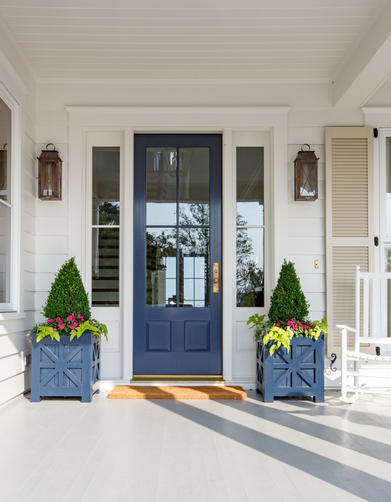 Foto de puerta principal de estilo de casa de campo de tamaño medio con paredes blancas, suelo de madera pintada, puerta simple, puerta azul y suelo gris