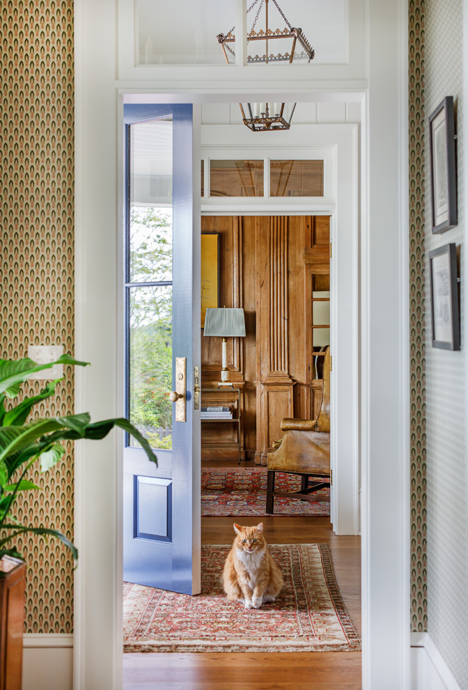 Источник вдохновения для домашнего уюта: входная дверь в классическом стиле с желтыми стенами, светлым паркетным полом, одностворчатой входной дверью и синей входной дверью