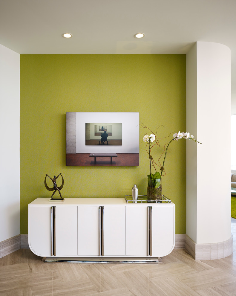 Idee per un corridoio minimalista di medie dimensioni con pareti verdi e pavimento in travertino