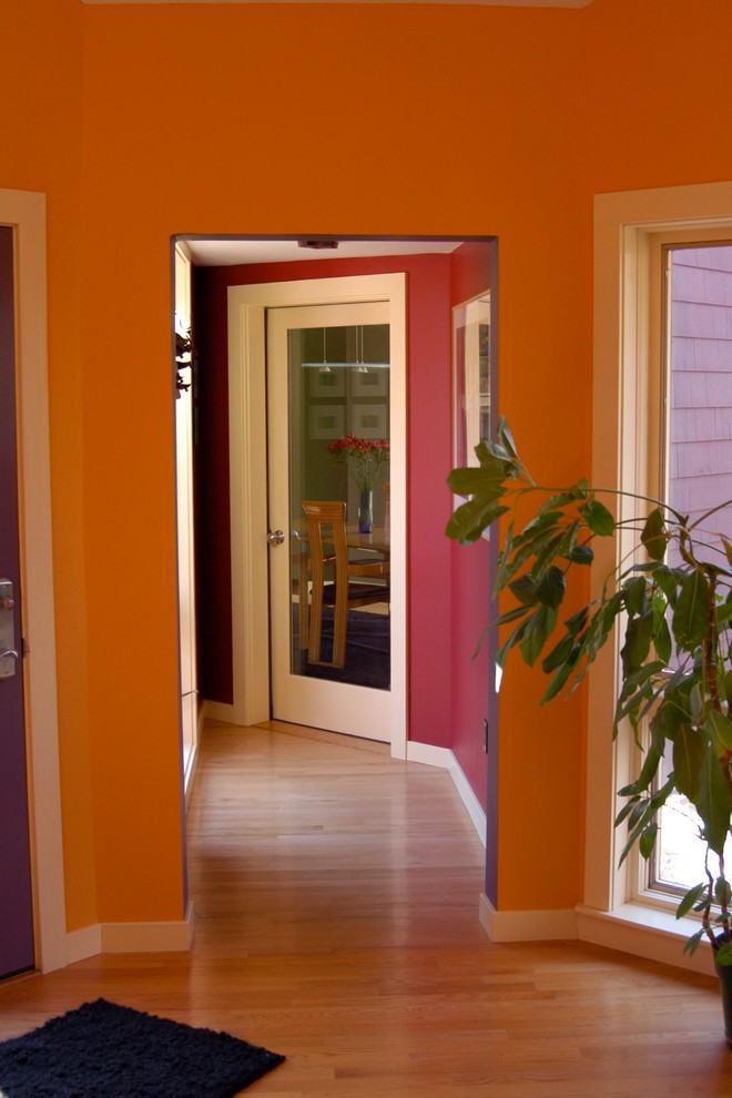 Стильный дизайн: маленький вестибюль в стиле ретро с красными стенами, светлым паркетным полом и одностворчатой входной дверью для на участке и в саду - последний тренд