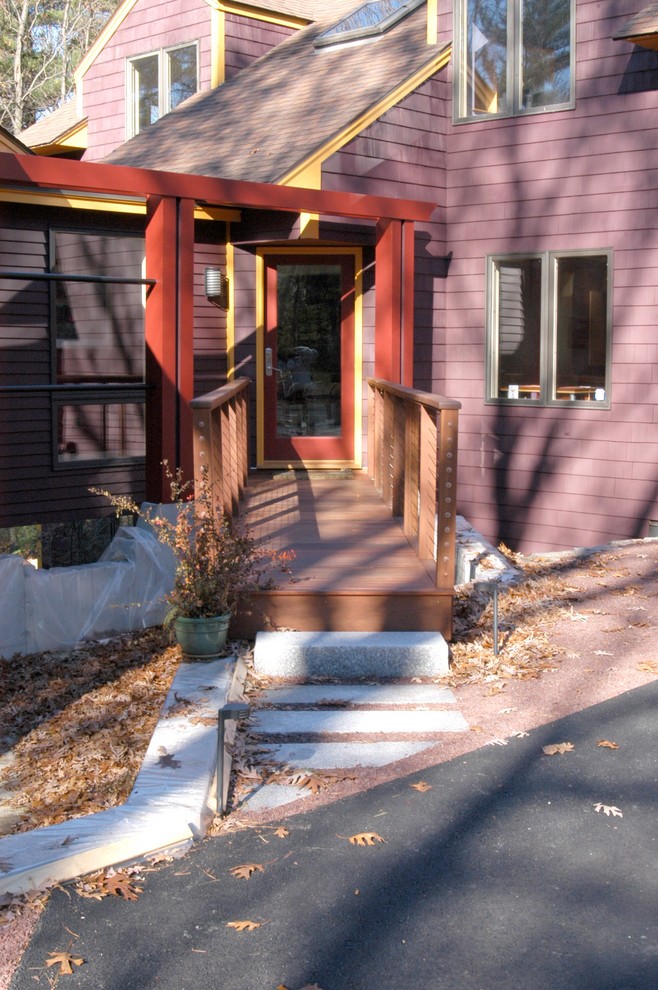Aménagement d'une petite porte d'entrée rétro avec un mur violet, un sol en bois brun, une porte simple et une porte rouge.