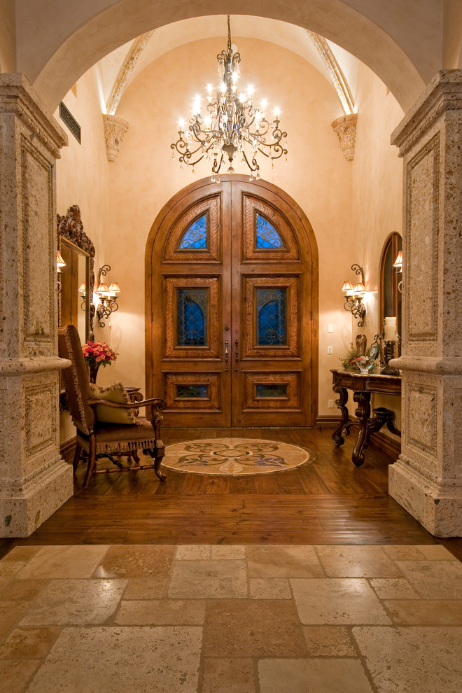 Idee per un ampio ingresso tradizionale con pareti beige, parquet scuro, una porta a due ante, una porta in legno bruno e pavimento multicolore