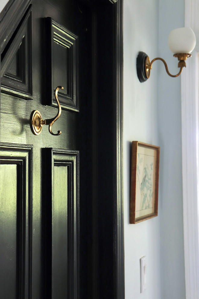 Imagen de puerta principal clásica pequeña con paredes grises, suelo de madera en tonos medios, puerta simple, puerta de madera oscura y suelo marrón
