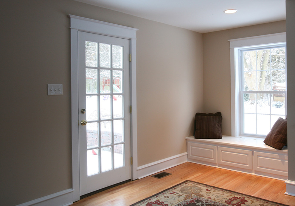 Idéer för att renovera en stor vintage ingång och ytterdörr, med beige väggar, ljust trägolv, en enkeldörr och en vit dörr