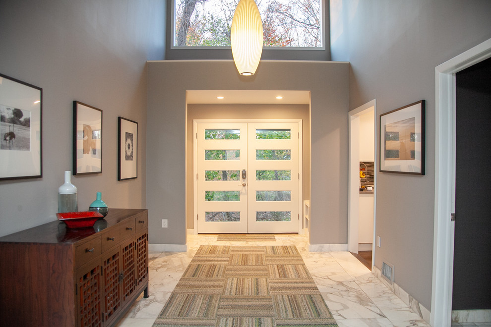 Ispirazione per un ingresso contemporaneo di medie dimensioni con una porta a due ante, una porta bianca, pareti grigie, pavimento in marmo e pavimento bianco
