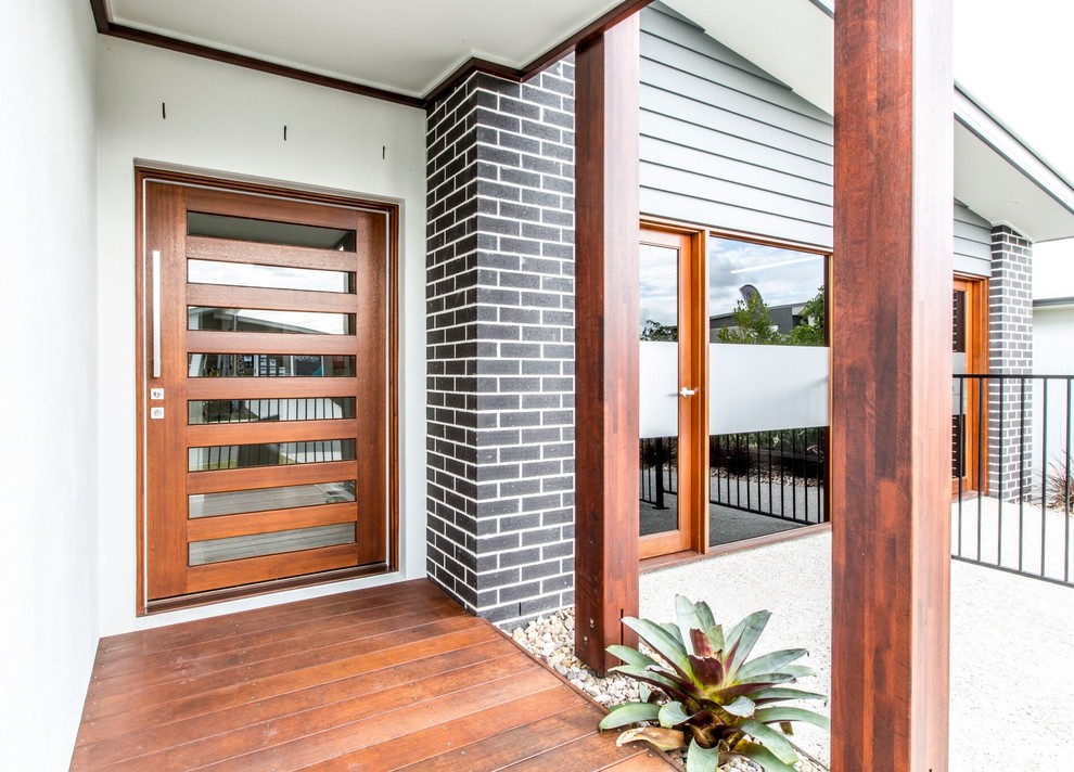 サンシャインコーストにあるコンテンポラリースタイルのおしゃれな玄関ドア (木目調のドア) の写真