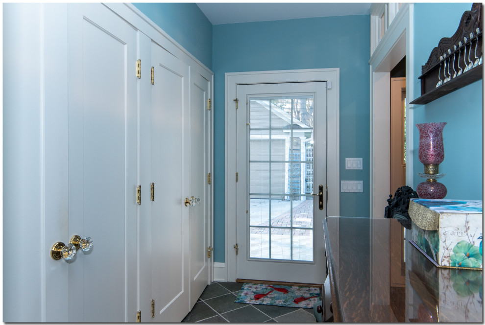 Foto de hall tradicional pequeño con paredes azules, suelo de pizarra, puerta simple, puerta blanca y suelo gris