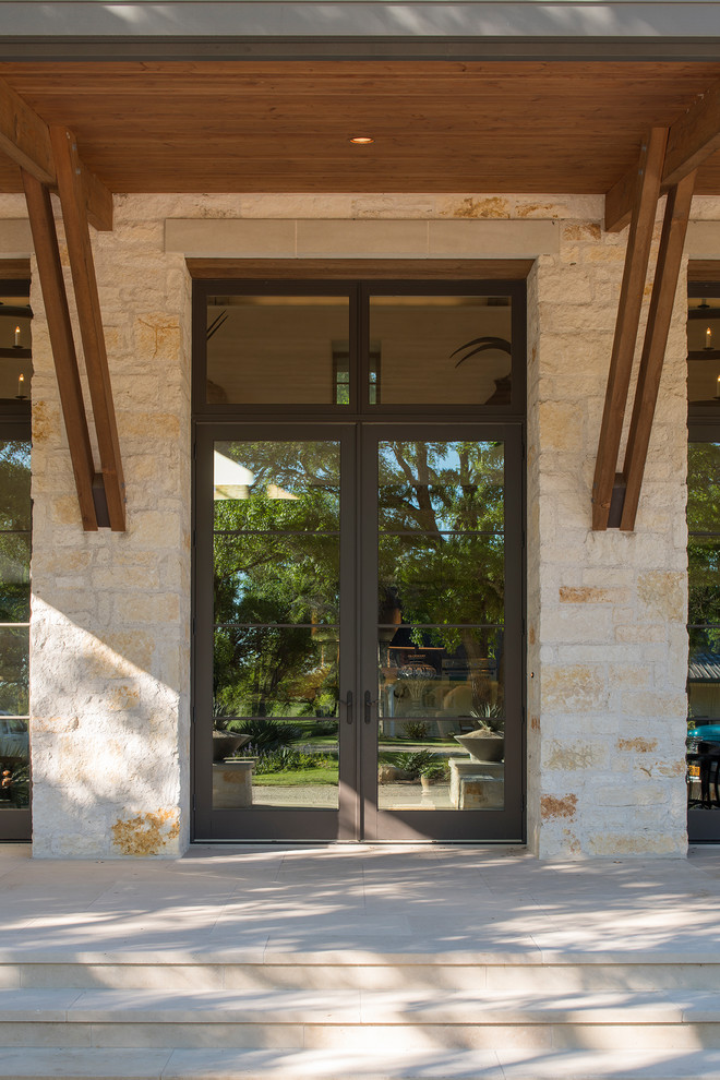 Mittelgroße Haustür mit beiger Wandfarbe, Doppeltür, Haustür aus Metall und beigem Boden in Austin