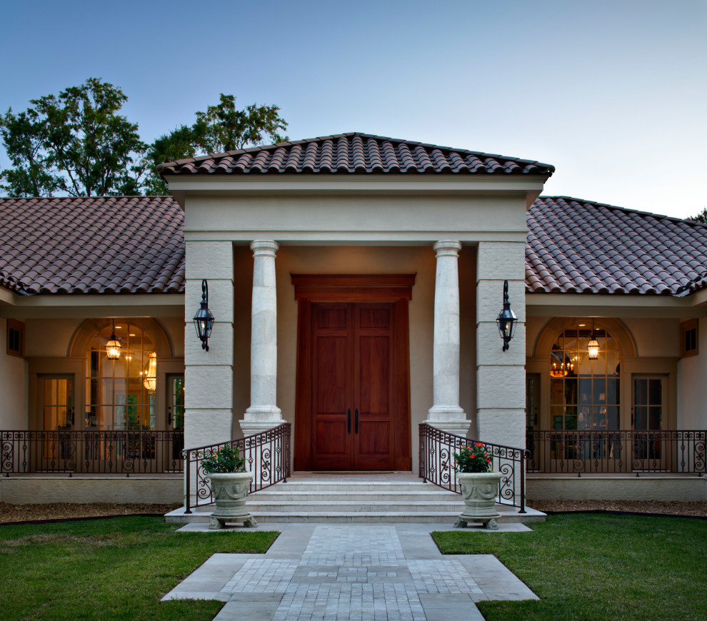 Пример оригинального дизайна: большая входная дверь в средиземноморском стиле с серыми стенами, двустворчатой входной дверью, входной дверью из дерева среднего тона и серым полом