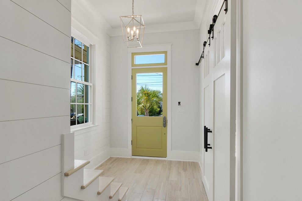 Ispirazione per un piccolo ingresso con vestibolo stile marinaro con parquet chiaro, una porta singola e una porta verde