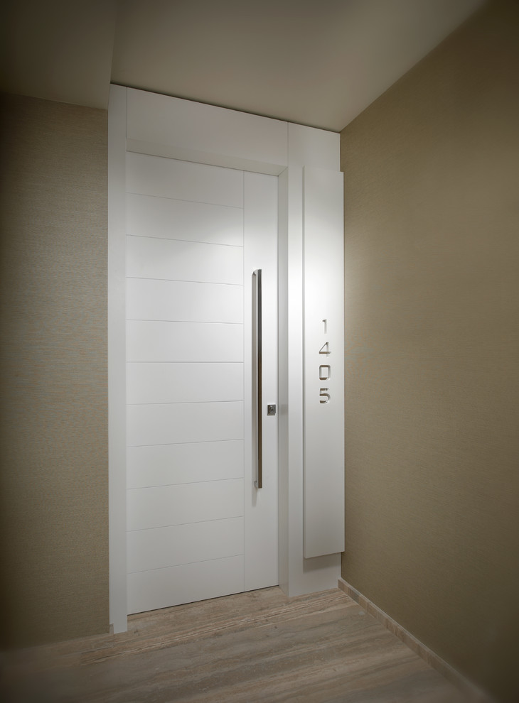 Inspiration för små moderna entréer, med beige väggar, en enkeldörr och en vit dörr