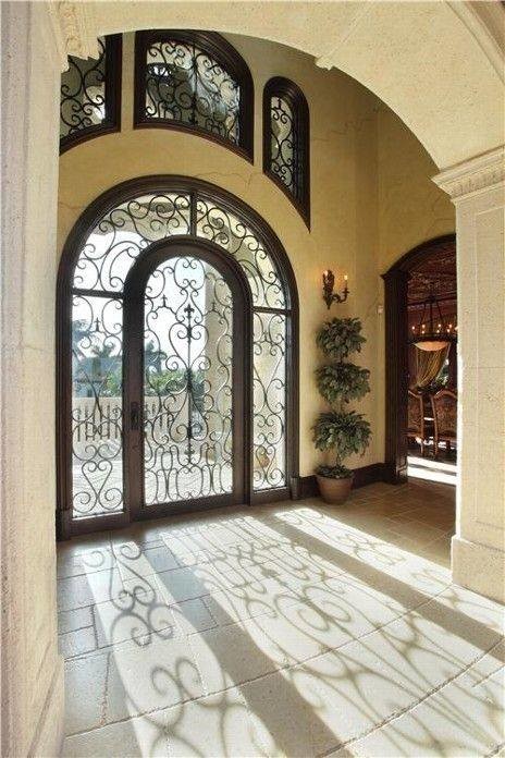 Große Mediterrane Haustür mit beiger Wandfarbe, Keramikboden, Einzeltür und Haustür aus Glas in Orange County
