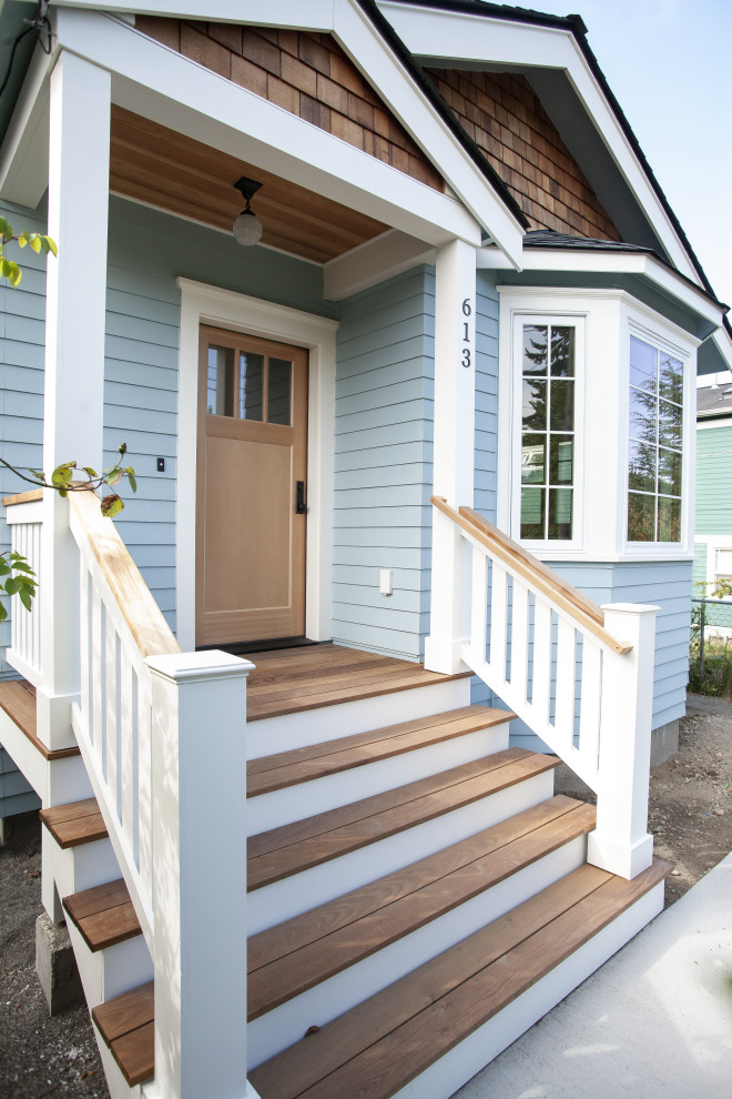 Свежая идея для дизайна: маленькая входная дверь в морском стиле с синими стенами, одностворчатой входной дверью и коричневой входной дверью для на участке и в саду - отличное фото интерьера