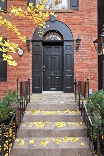 Klassischer Eingang mit Einzeltür und schwarzer Haustür in Toronto
