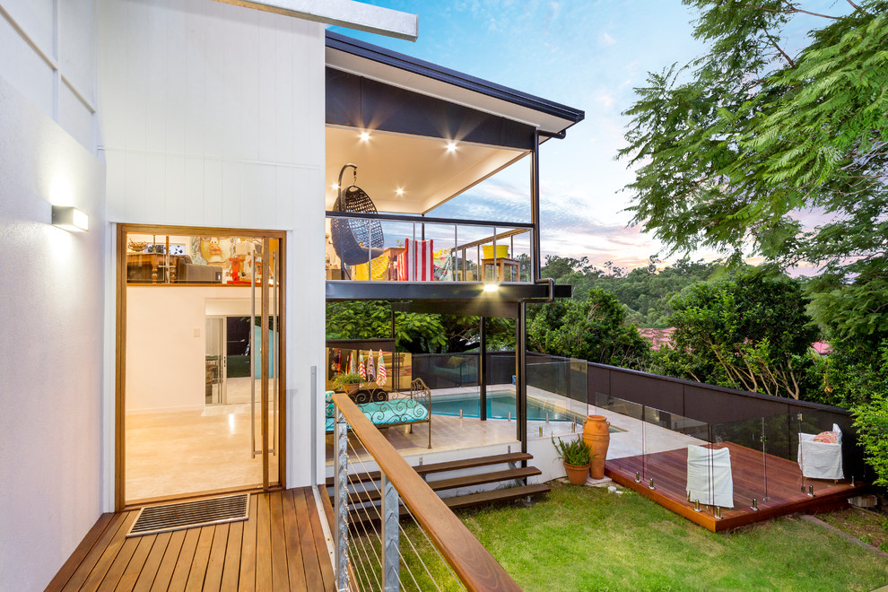 Mittelgroße Moderne Haustür mit weißer Wandfarbe, Terrazzo-Boden, Drehtür und hellbrauner Holzhaustür in Brisbane