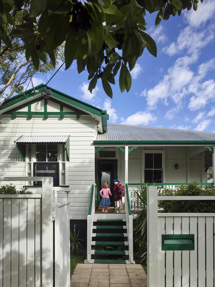 Moderne Haustür mit weißer Wandfarbe, Einzeltür und grüner Haustür in Brisbane