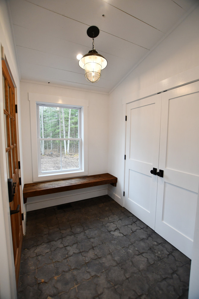Idée de décoration pour une entrée champêtre de taille moyenne avec un vestiaire, un mur blanc, un sol en ardoise, une porte hollandaise, une porte en bois brun et un sol gris.