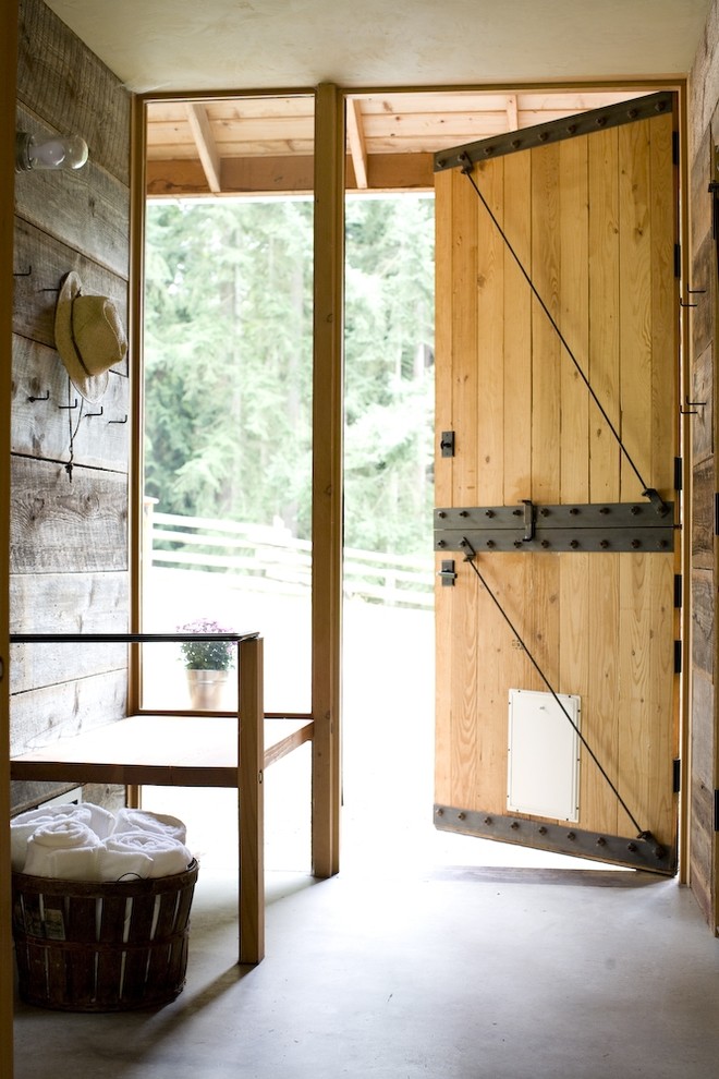 Ispirazione per un ingresso o corridoio country con una porta olandese e una porta in legno bruno