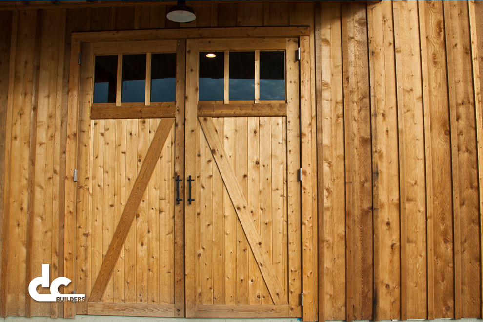 Diseño de puerta principal actual grande con puerta doble y puerta de madera clara