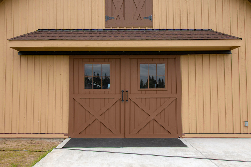 Свежая идея для дизайна: большой тамбур в стиле кантри с коричневыми стенами, бетонным полом, раздвижной входной дверью, коричневой входной дверью и серым полом - отличное фото интерьера
