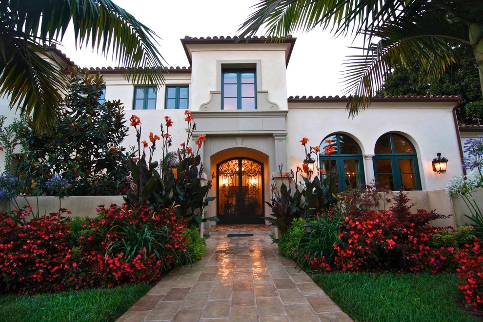 Example of a tuscan entryway design in Los Angeles