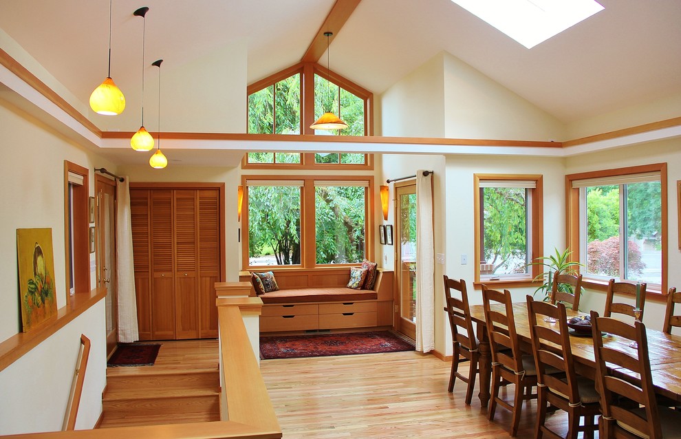 Modernes Foyer mit hellem Holzboden, Einzeltür und Haustür aus Glas in Seattle