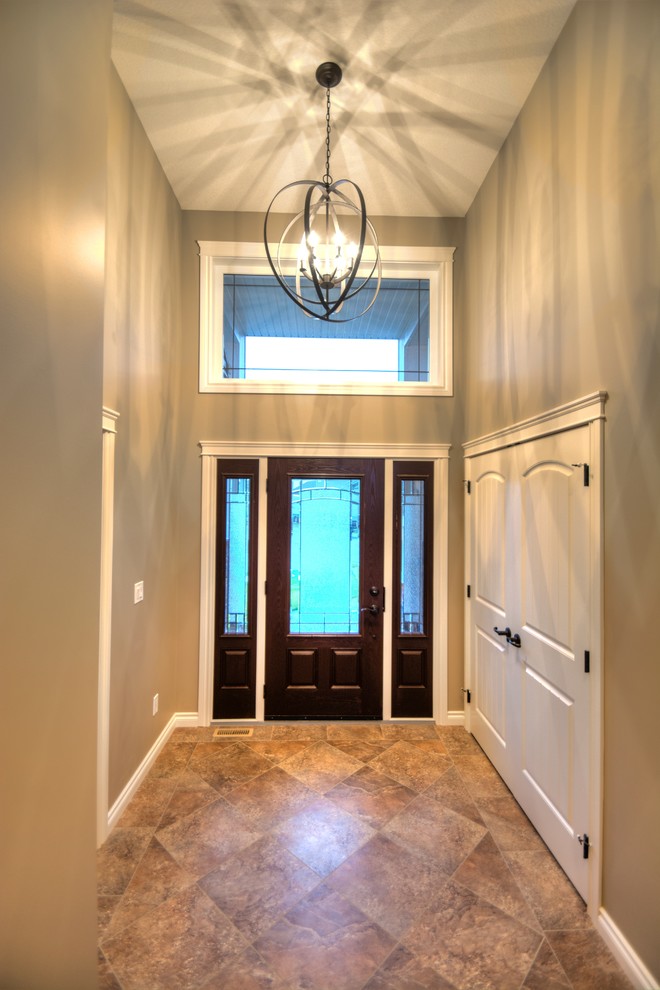 お手頃価格の中くらいなミッドセンチュリースタイルのおしゃれな玄関ドア (グレーの壁、茶色いドア) の写真
