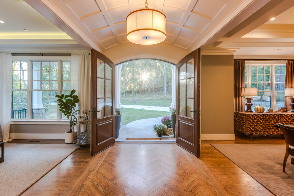 Mittelgroßes Rustikales Foyer mit grauer Wandfarbe, braunem Holzboden, Doppeltür, hellbrauner Holzhaustür, gewölbter Decke und Wandpaneelen in Washington, D.C.