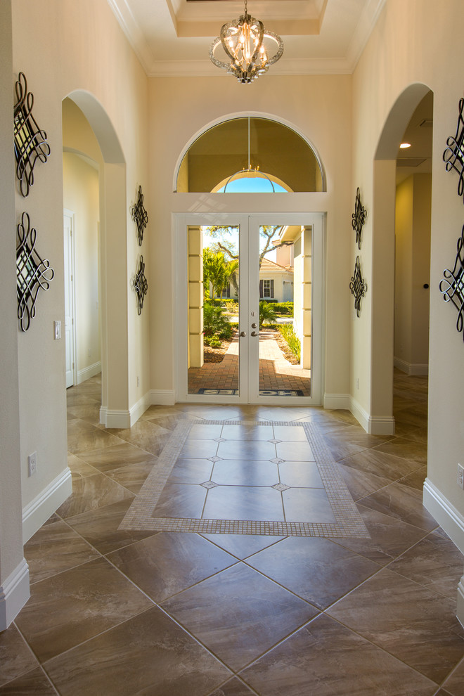 Modernes Foyer mit beiger Wandfarbe, Keramikboden, Doppeltür und Haustür aus Glas in Miami