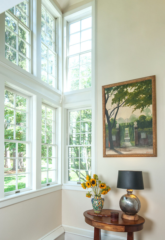 Großes Landhausstil Foyer mit beiger Wandfarbe, braunem Holzboden, Einzeltür, weißer Haustür und braunem Boden in New York