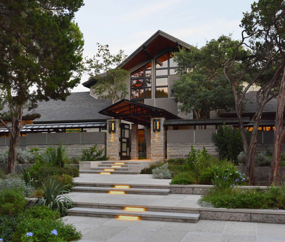 Geräumige Moderne Haustür mit grauer Wandfarbe, Kalkstein, Doppeltür, schwarzer Haustür, grauem Boden und freigelegten Dachbalken in Austin