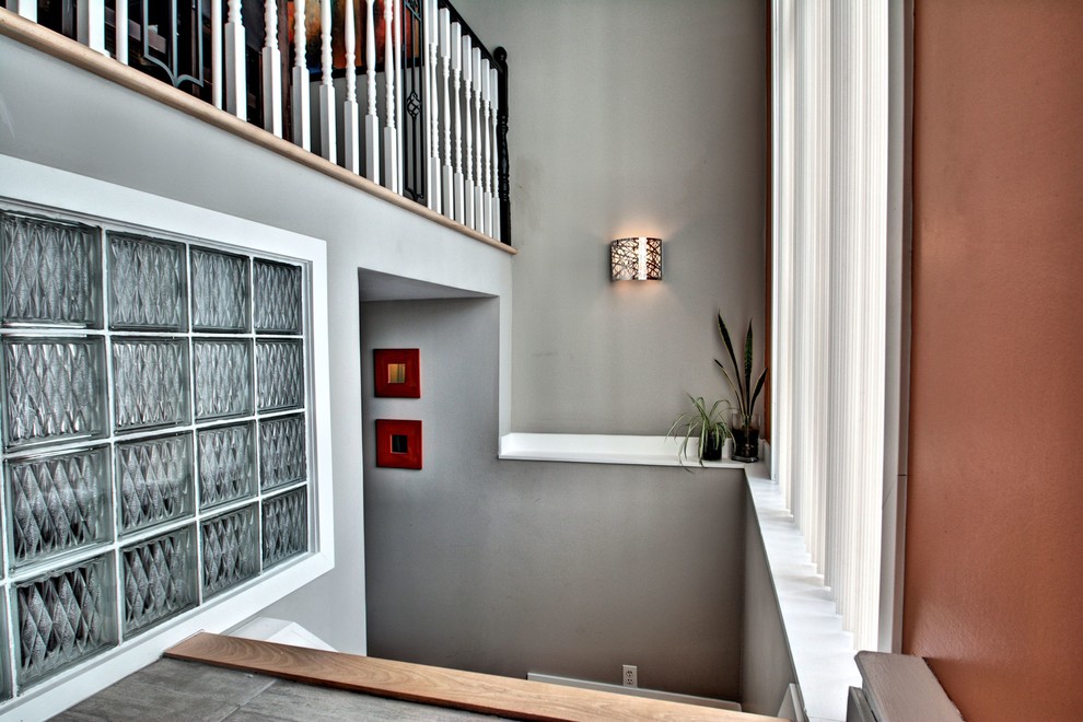 Example of a transitional entryway design in Montreal