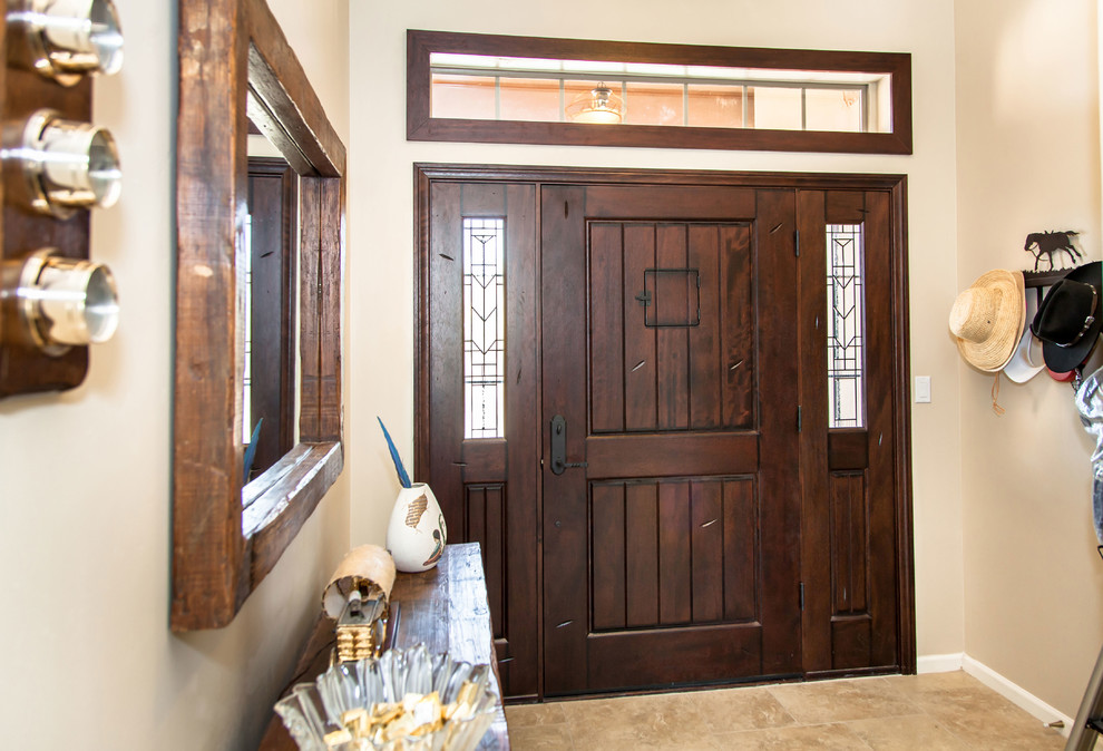 Стильный дизайн: входная дверь среднего размера в стиле неоклассика (современная классика) с бежевыми стенами, полом из травертина, одностворчатой входной дверью и входной дверью из темного дерева - последний тренд