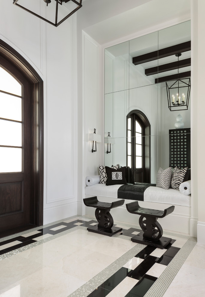 Klassisches Foyer mit weißer Wandfarbe, dunkler Holzhaustür und buntem Boden in Miami