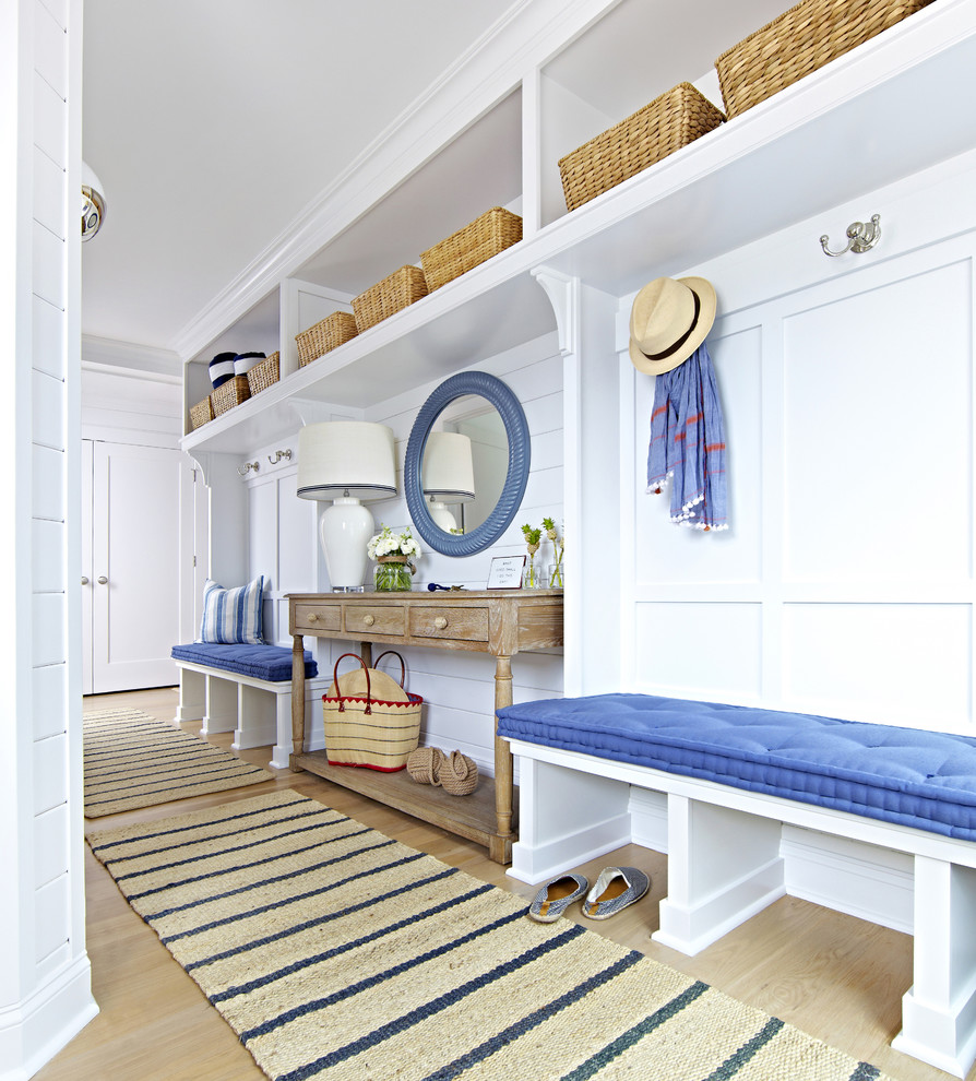 Ejemplo de vestíbulo posterior marinero de tamaño medio con paredes blancas y suelo de madera clara