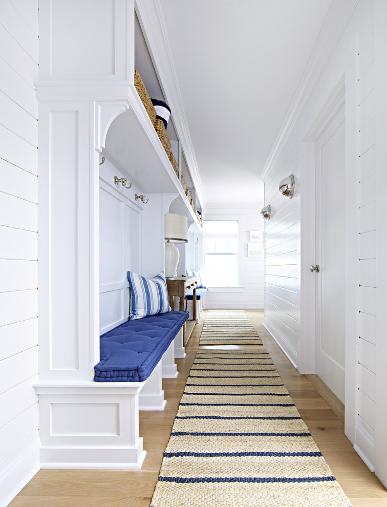 Diseño de vestíbulo posterior marinero de tamaño medio con paredes blancas y suelo de madera clara