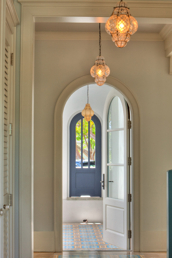 На фото: входная дверь среднего размера в классическом стиле с белыми стенами, бетонным полом, одностворчатой входной дверью и синей входной дверью