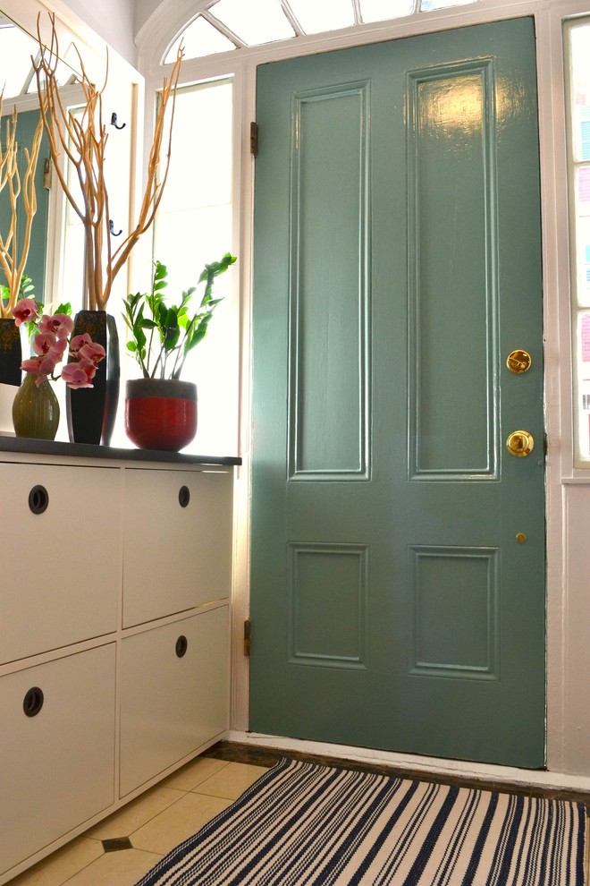 На фото: маленькое фойе в современном стиле с серыми стенами, полом из керамической плитки, одностворчатой входной дверью и зеленой входной дверью для на участке и в саду