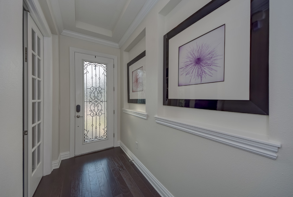 Transitional entryway photo in Tampa