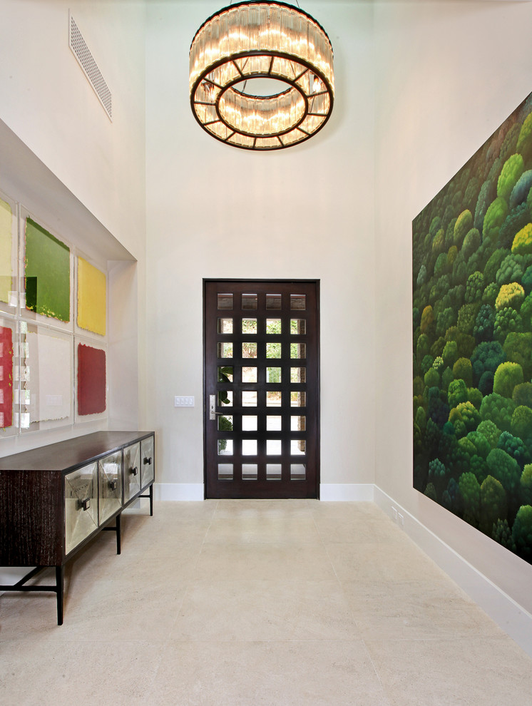 Modernes Foyer mit beiger Wandfarbe, Einzeltür und dunkler Holzhaustür in Orange County