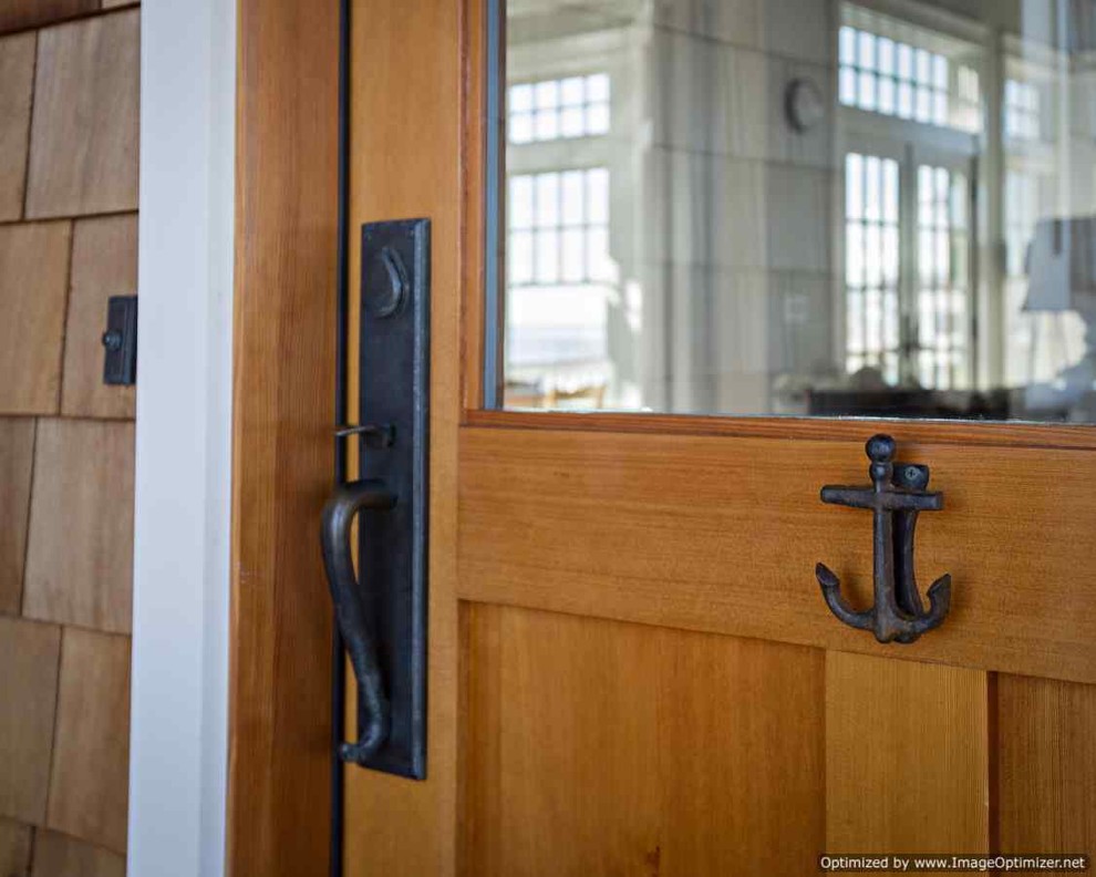 На фото: входная дверь среднего размера в морском стиле с одностворчатой входной дверью и входной дверью из дерева среднего тона